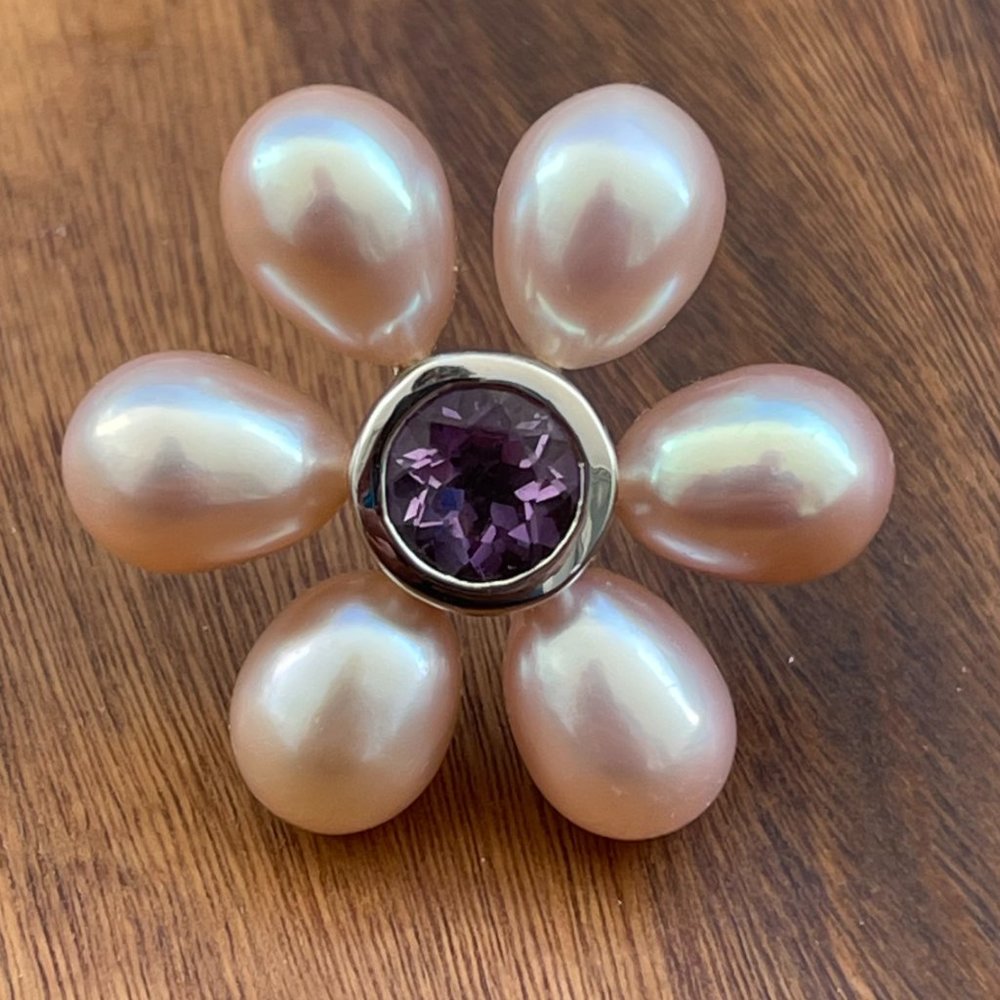 Tiffany & Co. Iredesse rosette pearl and amethyst earrings - Picture 3 of 12
